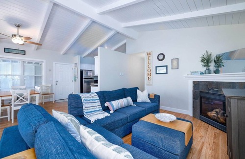 Lincoln City House | Dog & family friendly 1min to beach cozy fireplace
