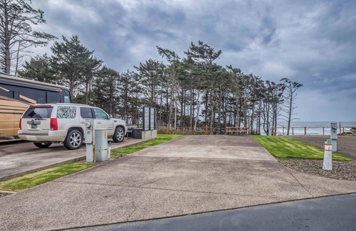 Agate Beach RV Rental | Dog Friendly, Available with 50AMP, 30AMP, Water and Sewer hook up's, WiFi