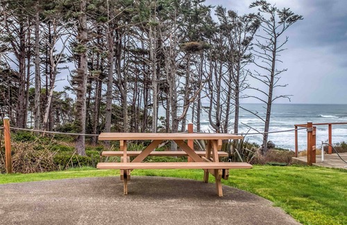 Agate Beach RV Rental | Dog Friendly, Available with 50AMP, 30AMP, Water and Sewer hook up's, WiFi