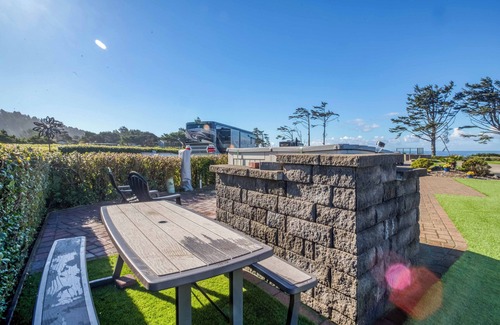 Agate Beach RV Rental | Dog Friendly, Available with 50AMP, 30AMP, Water and Sewer hook up's, WiFi