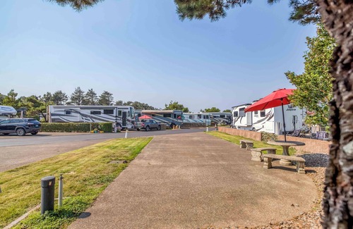 Agate Beach RV Rental | Dog Friendly, Available with 50AMP, 30AMP, Water and Sewer hook up's, WiFi