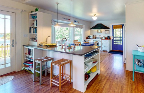 Tenants Harbor Cottage | Dog-friendly bayfront home close to Rockland with water view - snowbirds welcome