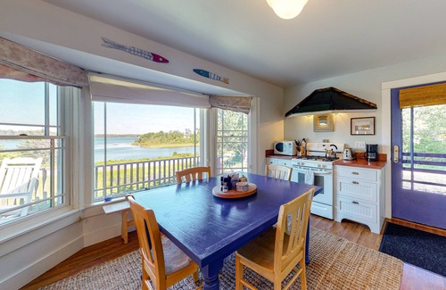 Tenants Harbor Cottage | Dog-friendly bayfront home close to Rockland with water view - snowbirds welcome