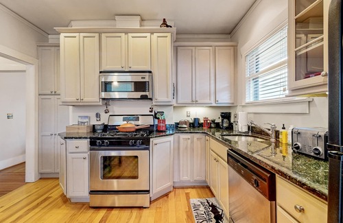 Rose City Park House | Dog-friendly Beaumont Craftsman with covered porch & yard - walk to bars/dining