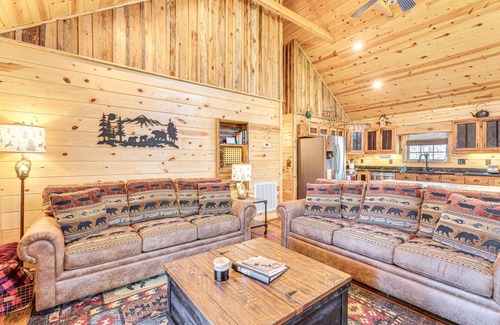 Murphy Cabin | Dog-Friendly Cabin w/Fire Pit & Hot Tub!