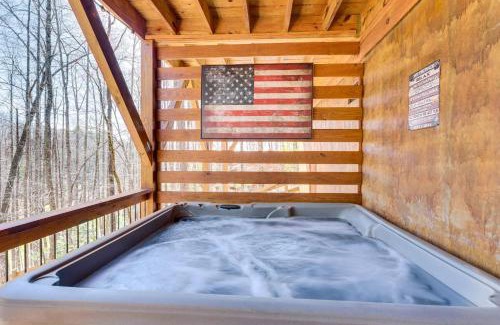 Murphy House | Dog-Friendly Cabin with Fire Pit and Hot Tub!