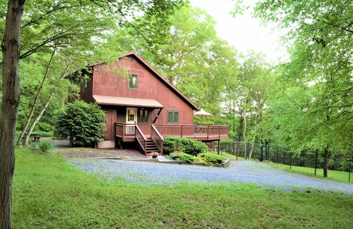 Stroudsburg Ski Chalet | Dog-Friendly Chalet in the Heart of the Poconos-Fenced Yard