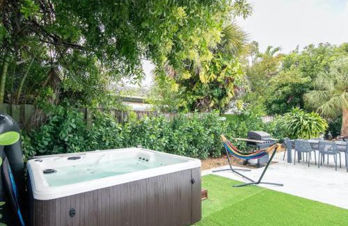Palm Beach Shores Apartment | Dog friendly condo with beach access, hot tub, firepit