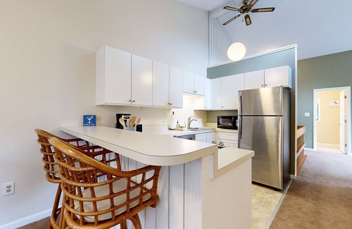 Thornton Condo | Dog-friendly condo with 4 pools, pickleball, gym, sauna, tennis, game room, BBQ