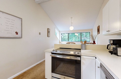 Thornton Condo | Dog-friendly condo with 4 pools, pickleball, gym, sauna, tennis, game room, BBQ