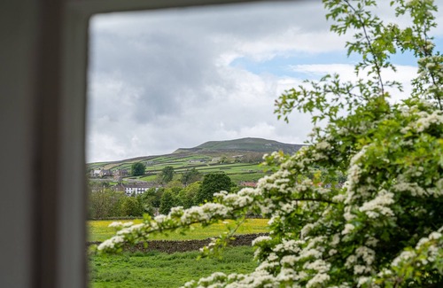 Fremington House | Dog friendly cottage, w/fantastic views, sleeps 3, w/private terrace & modern electric radiators