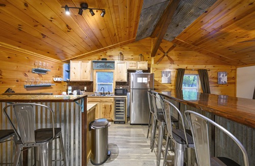 Broken Bow Cabin | Dog-Friendly Creekside Escape Close to State Park