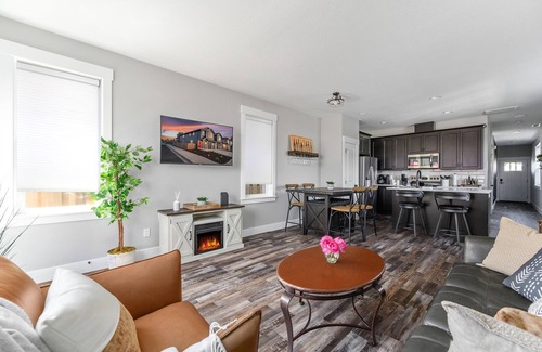 Carlton House | Dog-Friendly Downtown Carlton Townhouse #4, Steps to Tasting, Dining, Shops, BBQ