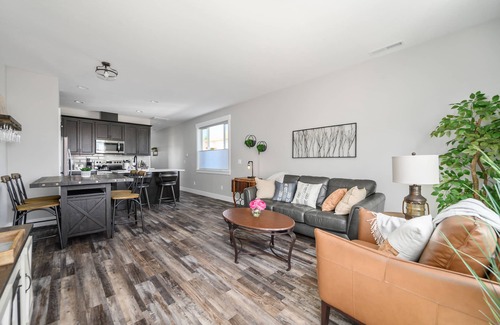 Carlton House | Dog-Friendly Downtown Carlton Townhouse #4, Steps to Tasting, Dining, Shops, BBQ