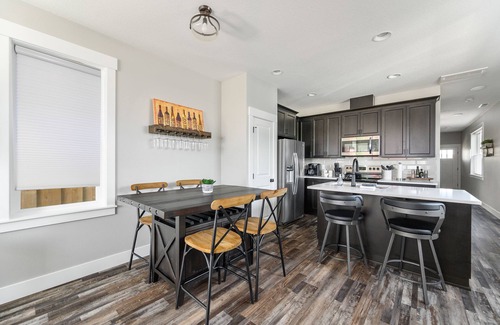 Carlton House | Dog-Friendly Downtown Carlton Townhouse #4, Steps to Tasting, Dining, Shops, BBQ
