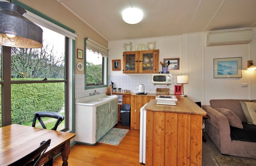 Lorne Apartment | Dog friendly Goose Crossing studio, 15 minute walk to the beachn9 Babington Lane
