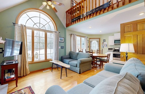 Intervale House | Dog-friendly home + loft w/deck and gas grill, private washer/dryer, & free WiFi