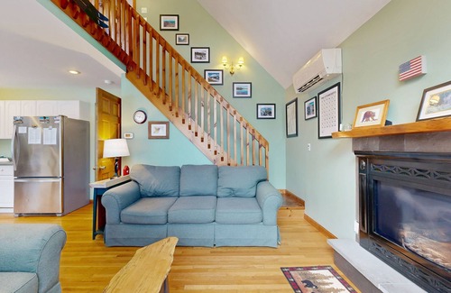 Intervale House | Dog-friendly home + loft w/deck and gas grill, private washer/dryer, & free WiFi