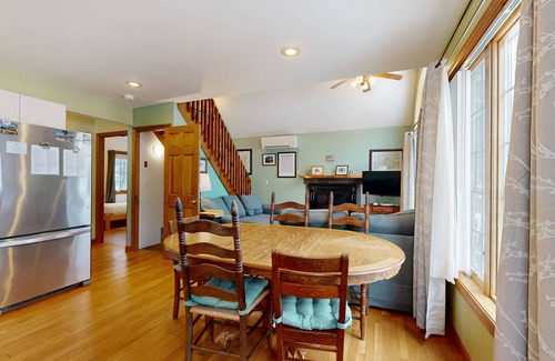 Intervale House | Dog-friendly home + loft w/deck and gas grill, private washer/dryer, & free WiFi