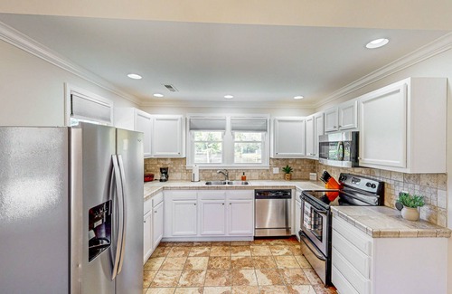 Lancaster House | Dog friendly home on Cedar Pines Lake/close to downtown Lancaster