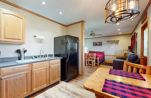 Murphysboro Apartment | Dog-friendly, lakefront cabin with porch & firepit - near wineries & trails