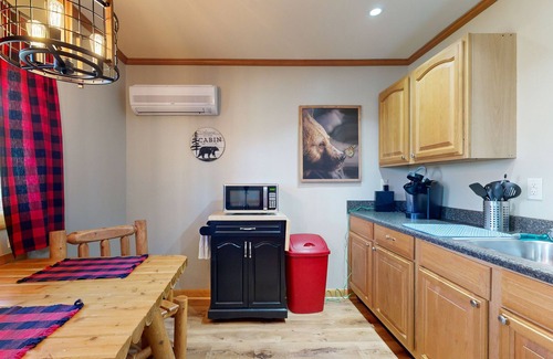 Murphysboro Apartment | Dog-friendly, lakefront cabin with porch & firepit - near wineries & trails
