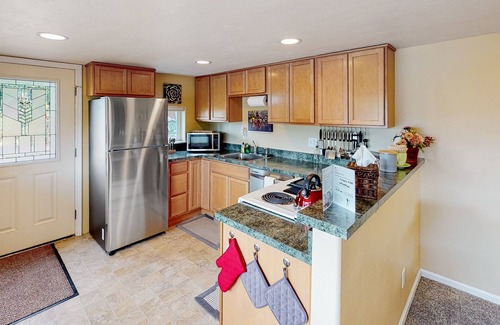 Friendly House | Dog-friendly lower level of duplex w/enclosed deck, washer/dryer, mountain view