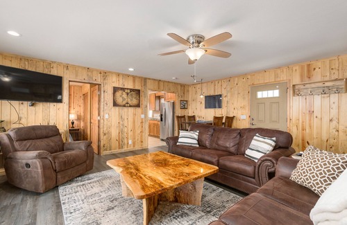 Cathlamet House | Dog Friendly Puget Island Home on the Columbia River. Winter Rates!