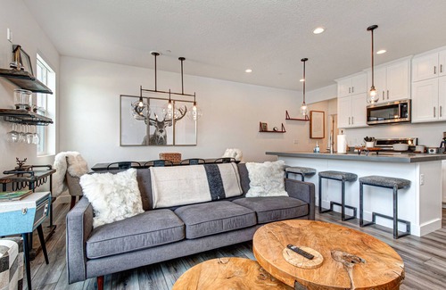 Pinebrook House | Dog-Friendly Townhome w/WiFi, Private Hot Tub, AC, Gas Fireplace, Balcony, Grill