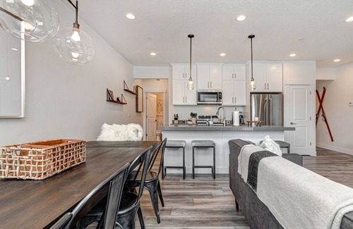 Pinebrook House | Dog-Friendly Townhome w/WiFi, Private Hot Tub, AC, Gas Fireplace, Balcony, Grill