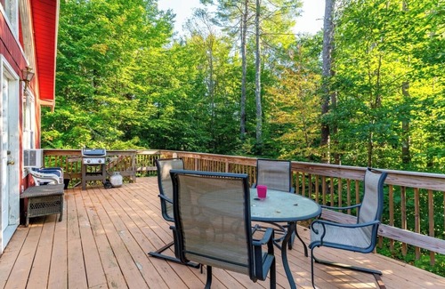 Fryeburg Ski Chalet | Dog-friendy spacious chalet with lake access in peaceful Fryeburg