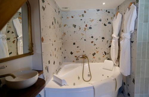Centre Ville Apartment | Dolcevita Suite - Signature italienne avec spa et filet