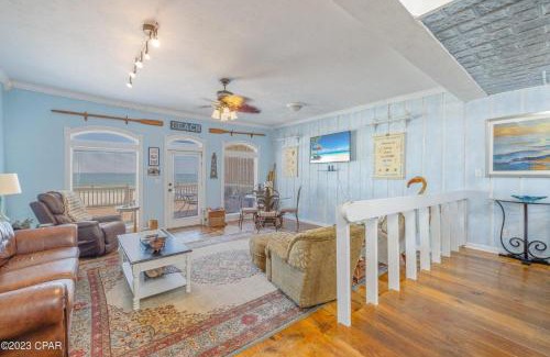 Sunnyside House | Dolphin's Point - West End - Sleeps 12!