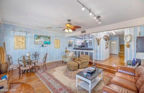 Sunnyside House | Dolphin's Point - West End - Sleeps 12!