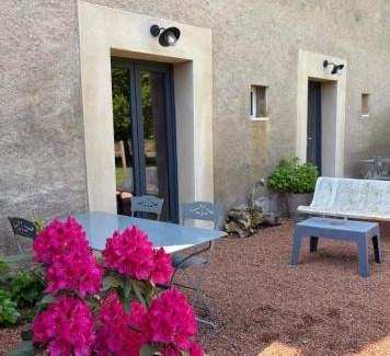 Ouches House | Domaine d'AROMM - Chambres d'hotes & gites - Piscine, Etangs & Animaux - Au calme