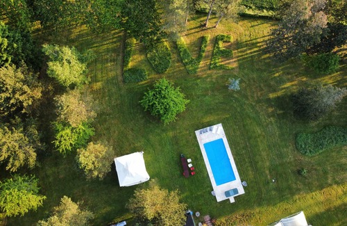 Saint-Medard House | Domaine de Saint Marc. Grande longère au bord de son étang au milieu des champs