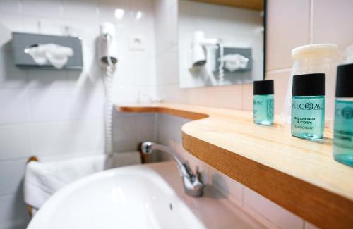 Saint-Etienne-de-Tulmont Hotel | Domaine de Pousiniès
