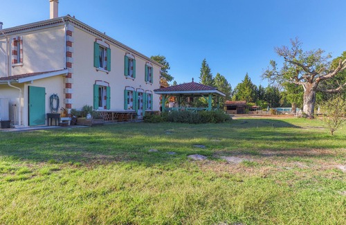Trensacq House | Domaine Les Maisons Des Houssats with shared pool, terrace and Wi-Fi