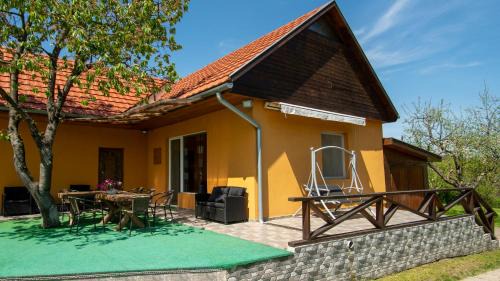 Satoraljaujhely House | Dombtető Vendégház