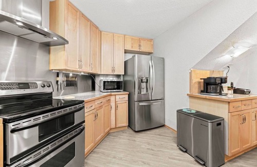 Bedford Apartment | Dome Manor - 2 Game Rooms, Hot tub & Pool!