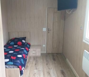 Grodzisk Mazowiecki House | Domek Kontenerowy N4 - 5 osobowy 2 pokoje kuchnia łazienka - NoclegiGrodziskPL 792-535-535