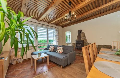 Miedzybrodzie Zywieckie House | Domek Maja-domek z jacuzzi i kominkiem