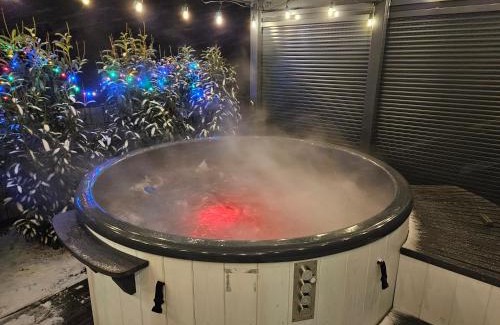 Lipowa House | Domek na wyłączność ,bania z jacuzzi. Pobyt góry, jezioro, las.