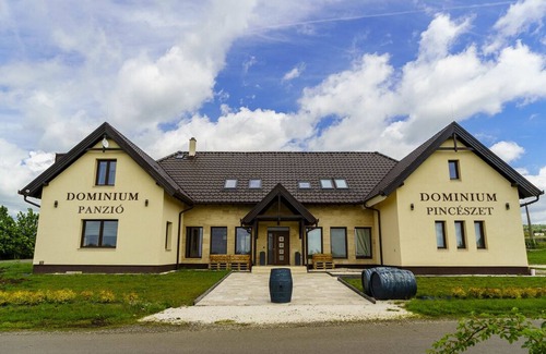Gyongyos House | Dominium Pincészet és Panzió