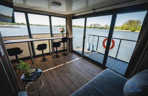 Chełmza Apartment | Domki na wodzie - Houseboats Zalesie with sauna
