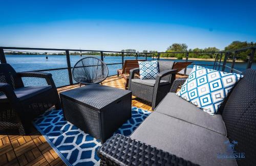 Chełmza Apartment | Domki na wodzie - Houseboats Zalesie with sauna