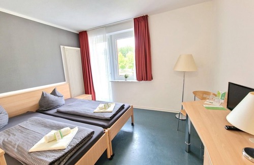 Falkenstein/Vogtl. House | Doppelzimmer, Dusche, WC, Balkon - Green Night