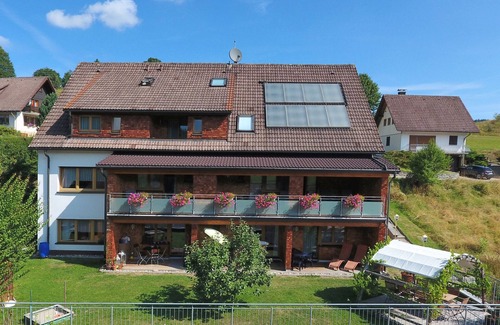 Lenzkirch Apartment | Doppelzimmer, 24qm, mit DU/WC und Balkon oder Terrasse