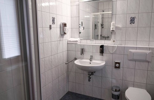 Boos Bed & Breakfast | Doppelzimmer Eifel-zeit Dusche/wc - Eifelhotel Fuchs
