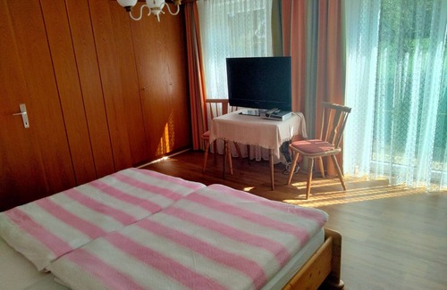 Aurach am Hongar Apartment | Doppelzimmer Nr. 2 mit Balkon - Ruheoase in der Natur Nahe am Attersee